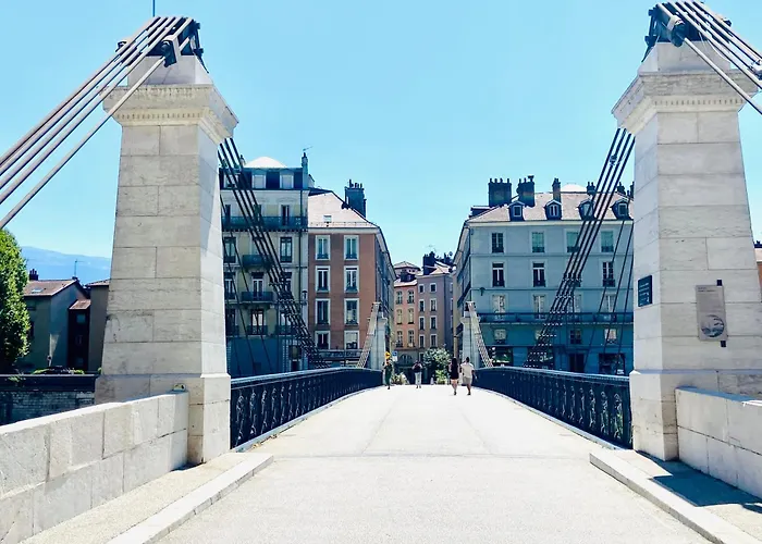 Chalet De Montagne Style Sur Le Quai Saint Laurent Et Bastille