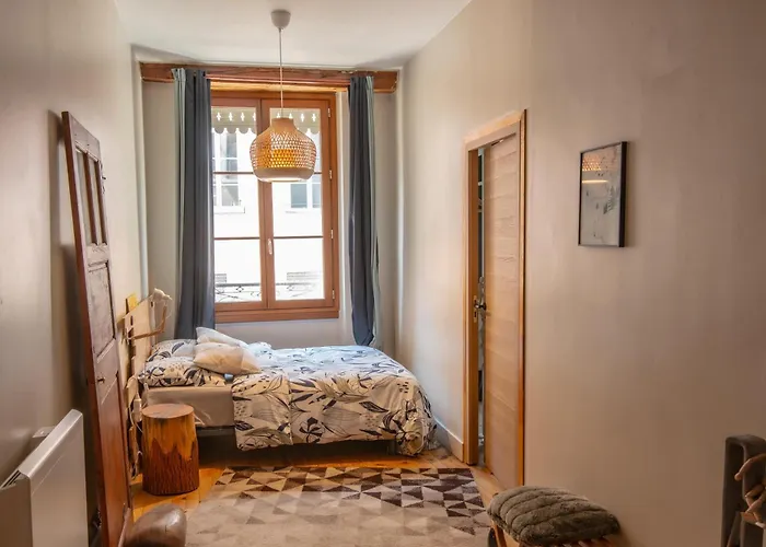 Chalet De Montagne Style Sur Le Quai Saint Laurent Et Bastille