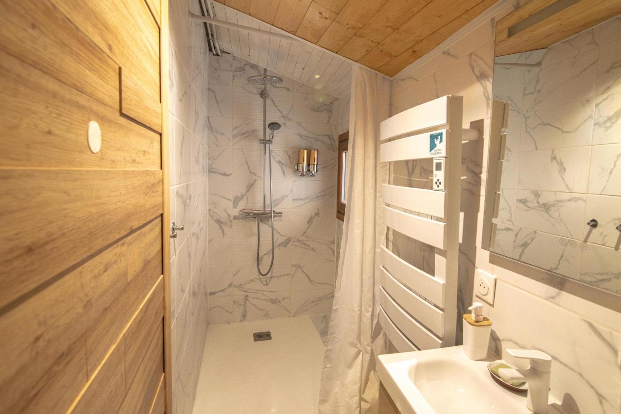 De Montagne Style Sur Le Quai Saint Laurent Et Bastille Apartment